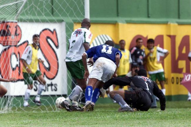 Astro internacional, Rivaldo teve passagem-relmpago pelo Cruzeiro em 2004. O craque chegou ao clube por indicao do Vanderlei Luxemburgo e acabou pedindo resciso do vnculo quando o tcnico deixou o clube devido a um desentendimento com os irmos Alvimar de Oliveira Costa e Zez Perrella, presidente e vice de futebol. Foram 11 jogos e dois gols marcados. Rivaldo no vestiu a 10, mas  um 'tpico 10' da histria celeste.