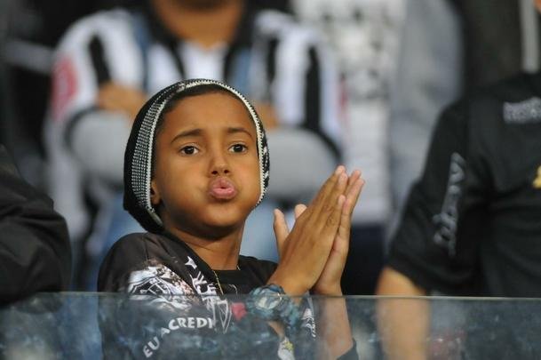 Fotos de tristeza e decepo dos torcedores atleticanos com a eliminao da Copa Sul-Americana para o Coln, no Mineiro. Galo perdeu nos pnaltis por 4 a 3