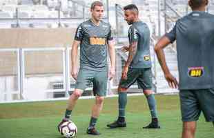 Levir Culpi comanda treino no Mineiro antes da estreia no Grupo E da Libertadores