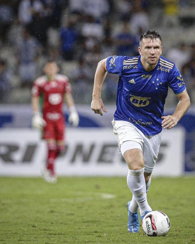 Eduardo Brock, zagueiro pela esquerda (47% dos votos)