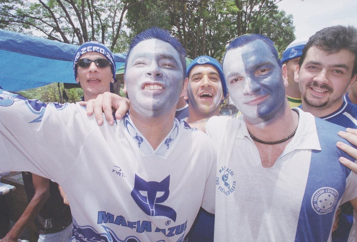 Em 30 de novembro de 2003, o Cruzeiro venceu o Paysandu por 2 a 1, no Mineiro, e confirmou o bicampeonato brasileiro. Logo depois da partida, jogadores, comisso tcnica e diretoria desfilaram em carro aberto pelas ruas de Belo Horizonte e levaram milhares de torcedores ao delrio.