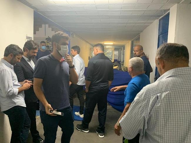 Ronaldo compareceu  votao da venda da SAF do Cruzeiro no Barro Preto e foi muito assediado por conselheiros do clube