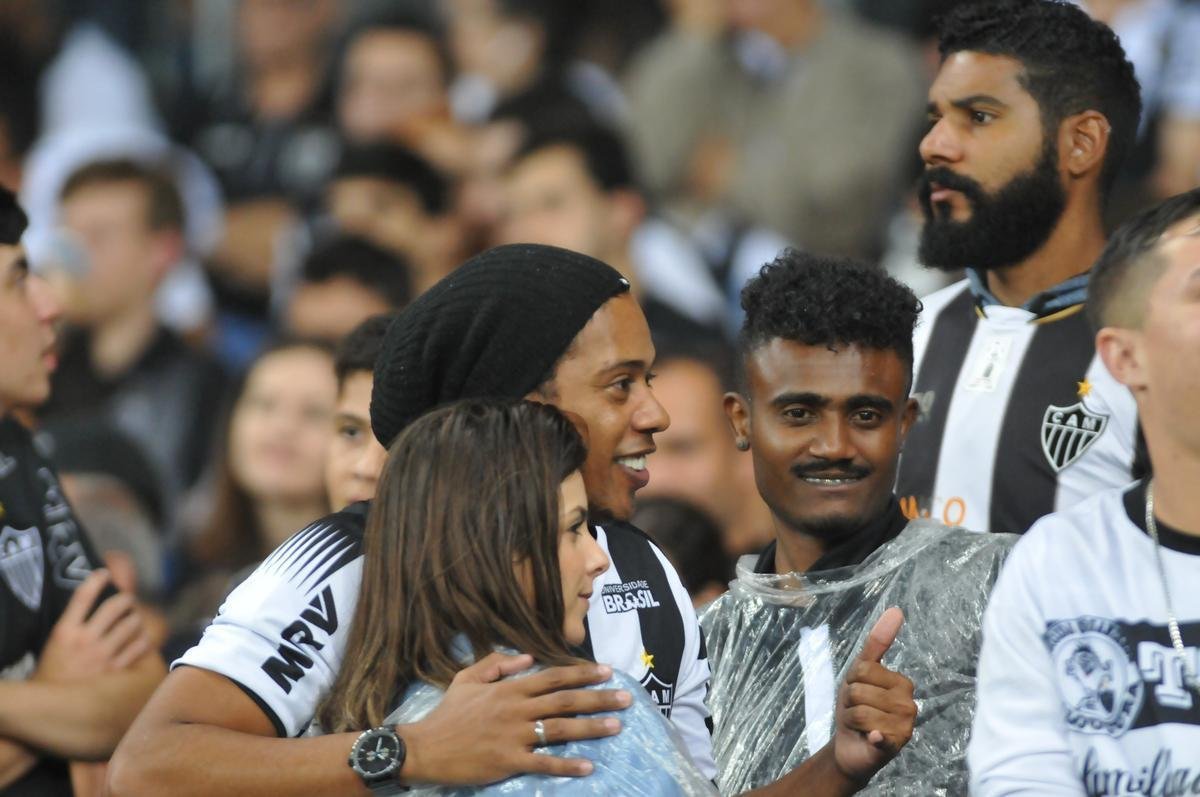 Ssia de Ronaldinho Gacho tirou muitos fotos com torcedores do Atltico no Mineiro