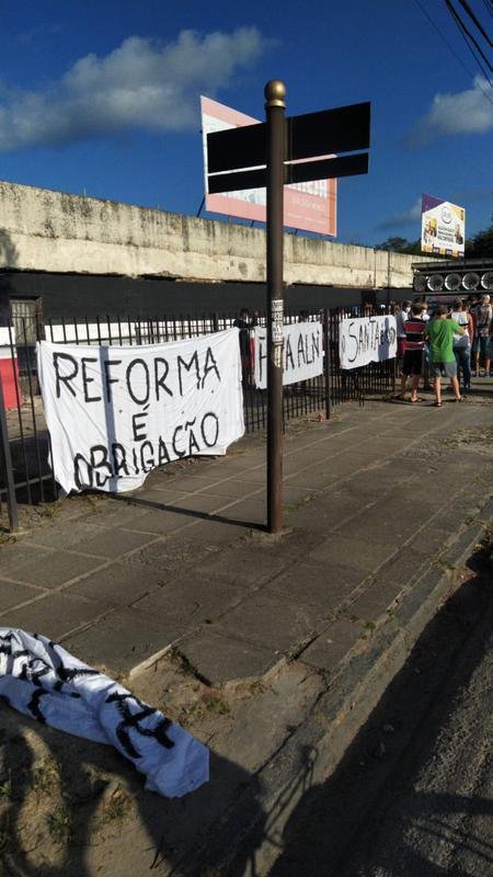 Enquanto a bola rolava para Ferroviário e Santa Cruz, neste domingo, grupo de torcedores se encontraram na sede do estádio do Arruda para protestar