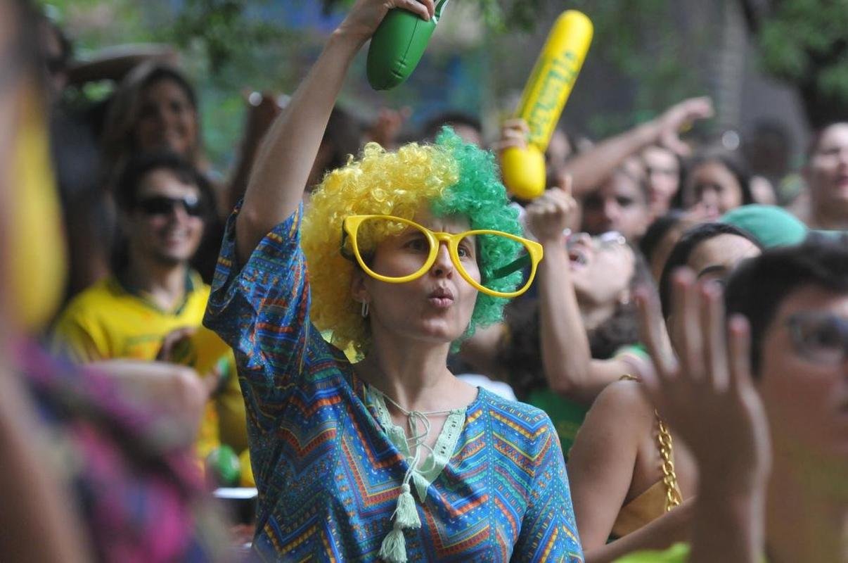 Torcedores se concentraram nos bares da Savassi, em Belo Horizonte, para acompanhar o jogo entre Brasil x Camares pela Copa do Mundo
