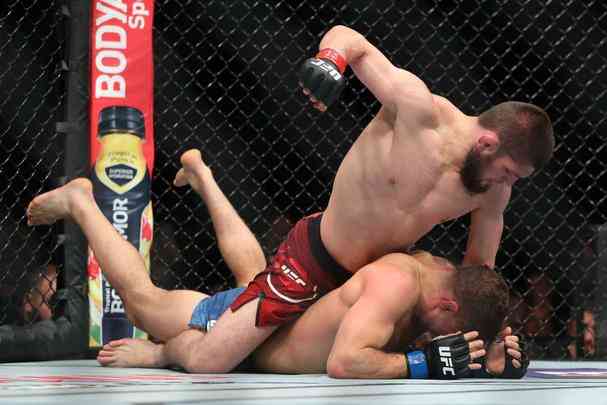 Khabib vence Iaquinta e é o novo campeão peso-leve do UFC