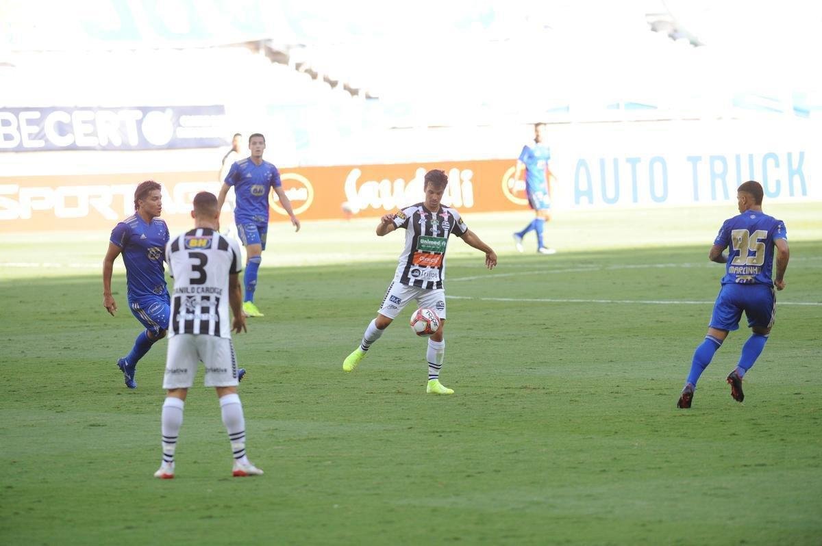Fotos da vitria do Cruzeiro sobre o Athletic de So Joo del-Rei, por 1 a 0, no Mineiro, pela quarta rodada do Campeonato Mineiro de 2021. Marcelo Moreno, de pnalti, marcou o gol do triunfo celeste no Gigante da Pampulha