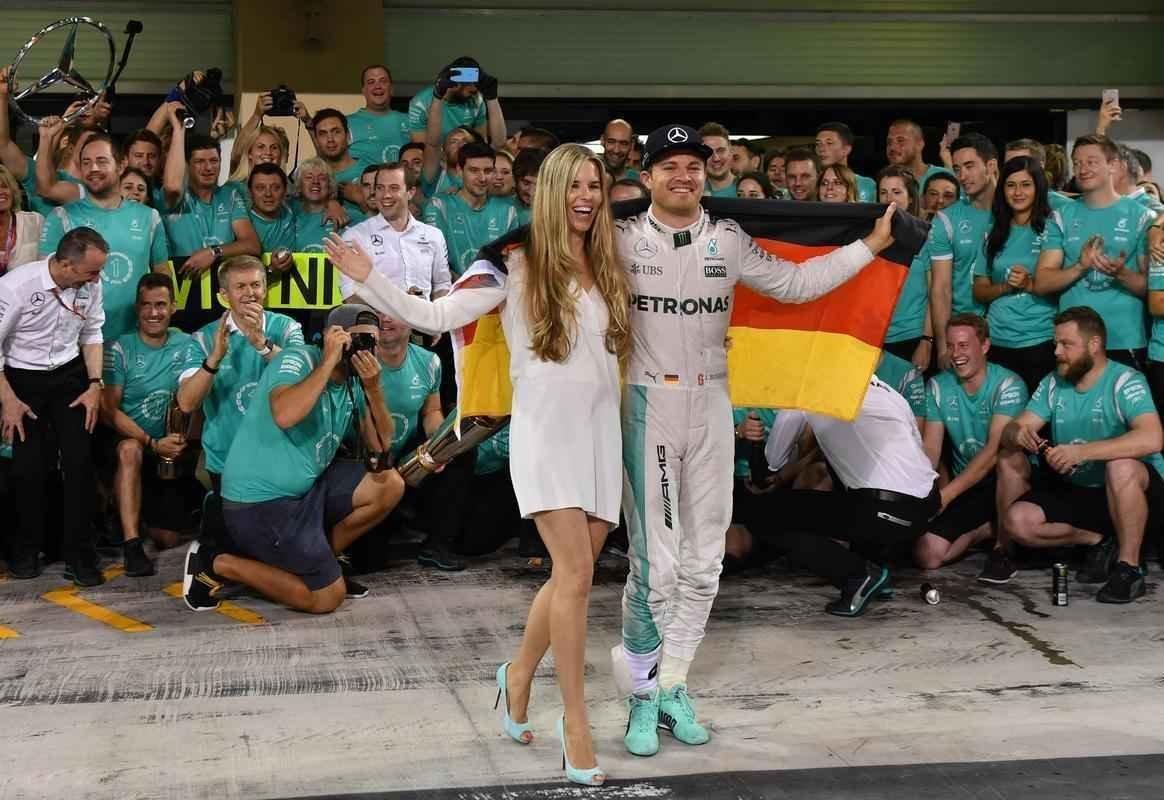 Festa de Nico Rosberg com o ttulo indito na Frmula 1; feito veio com segundo lugar em Abu Dhabi