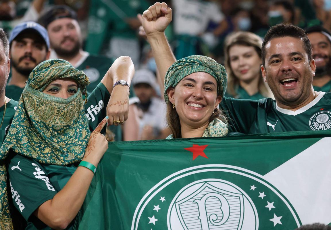 Fotos das torcidas de Palmeiras e Chelsea durante a final do Mundial de Clubes no Estdio Mohammed Bin Zayed em Abu Dhabi