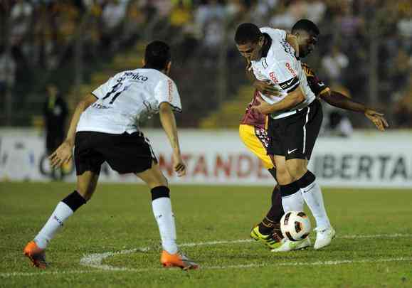 Ronaldo viu o Corinthians ser eliminado da Libertadores pelo Tolima, na Colmbia, ainda na fase preliminar, algo at ento indito para os clubes brasileiros na histria do torneio continental