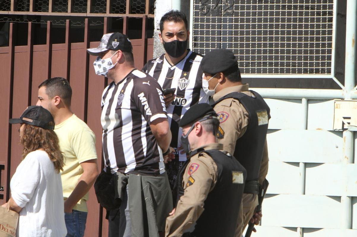 A delegao do Boca Juniors foi liberada da Central de Flagrantes 4  (CEFLAN 4) da Polcia Civil, no bairro Alpio de Melo, regio Noroeste de Belo Horizonte, por volta das 12h desta quarta-feira. Jogadores e membros da comisso tcnica da equipe argentina ficaram na delegacia por cerca de 12 horas para esclarecimentos sobre a confuso no Mineiro aps a eliminao diante do Atltico, nos pnaltis, pelas oitavas de final da Copa Libertadores da Amrica.