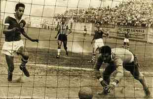 Raimundinho, do Cruzeiro, foi artilheiro do Campeonato Mineiro de 1954 com 13 gols.