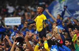 Torcedores do Cruzeiro lotam as arquibancadas do Mineiro para acompanhar a partida vlida pelas quartas de final da Copa do Brasil
