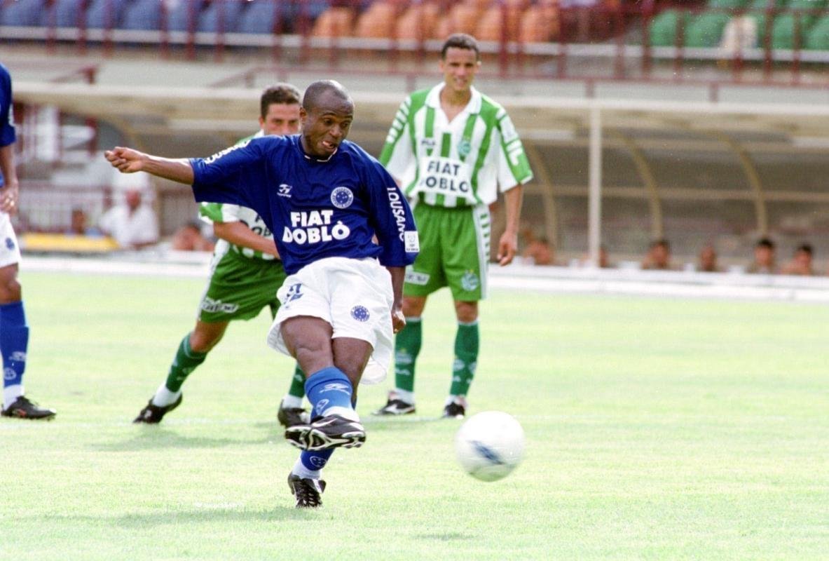 Edilson (atacante) - anunciado como reforo em 2 de janeiro de 2002, data de aniversrio de 81 anos do Cruzeiro, o 'Capetinha' estreou no dia 26, em partida contra o Juventude, no Mineiro, pela Copa Sul-Minas. Com a camisa 22, mostrou seu repertrio de dribles e jogadas de efeito, porm passou em branco. Ele desperdiou um pnalti no segundo tempo, chutando a bola para fora. O gol da vitria celeste foi anotado pelo lateral-direito Maicon, aos 16min da etapa inicial. Mas Edilson deu a volta por cima em seu breve perodo pelo Cruzeiro. Em 16 jogos, marcou 11 gols e ganhou a Copa Sul-Minas. As boas atuaes lhe renderam convocao para representar a Seleo Brasileira na Copa do Mundo de 2002.