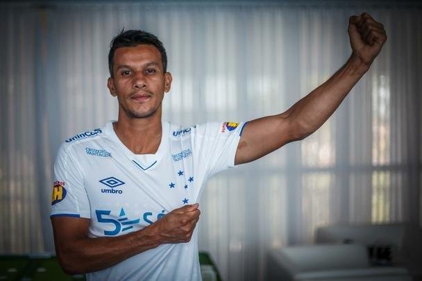 Aps postagens de Fred no Instagram, Cruzeiro divulgou fotos mais detalhadas da nova camisa branca