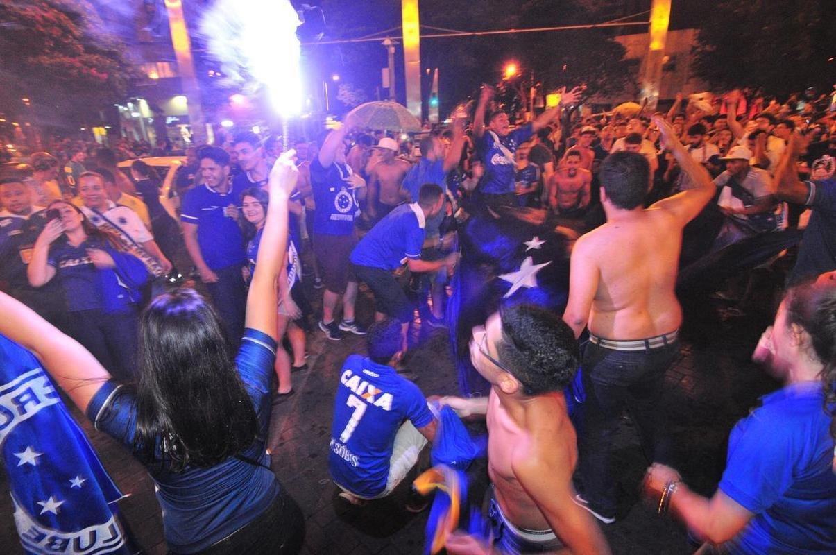 Seja em campo, nas arquibancadas da Arena Corinthians ou nas ruas de Belo Horizonte, os cruzeirenses comemoraram bastante a conquista do sexto ttulo da Copa do Brasil. O clube se tornou o maior vencedor isolado da histria do torneio, deixando para trs o Grmio, que ganhou cinco vezes. Veja as melhores imagens da celebrao de jogadores, dirigentes e torcedores!