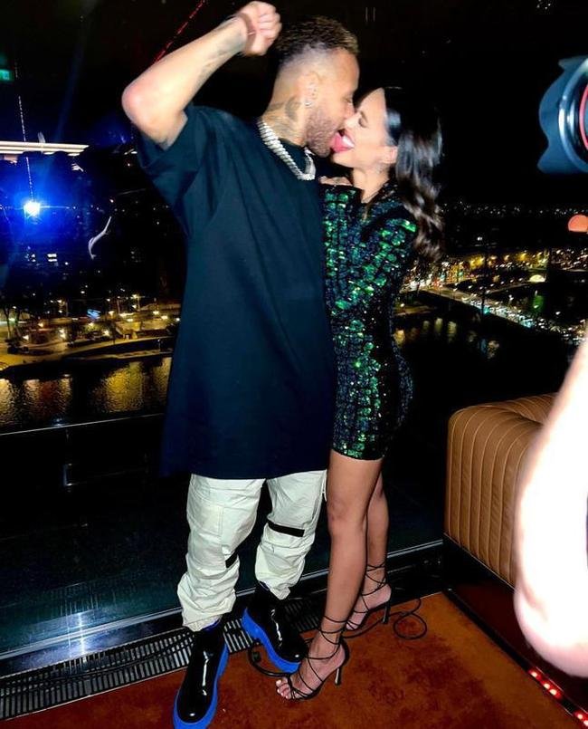 Neymar se declarou para modelo: 'Te amo'