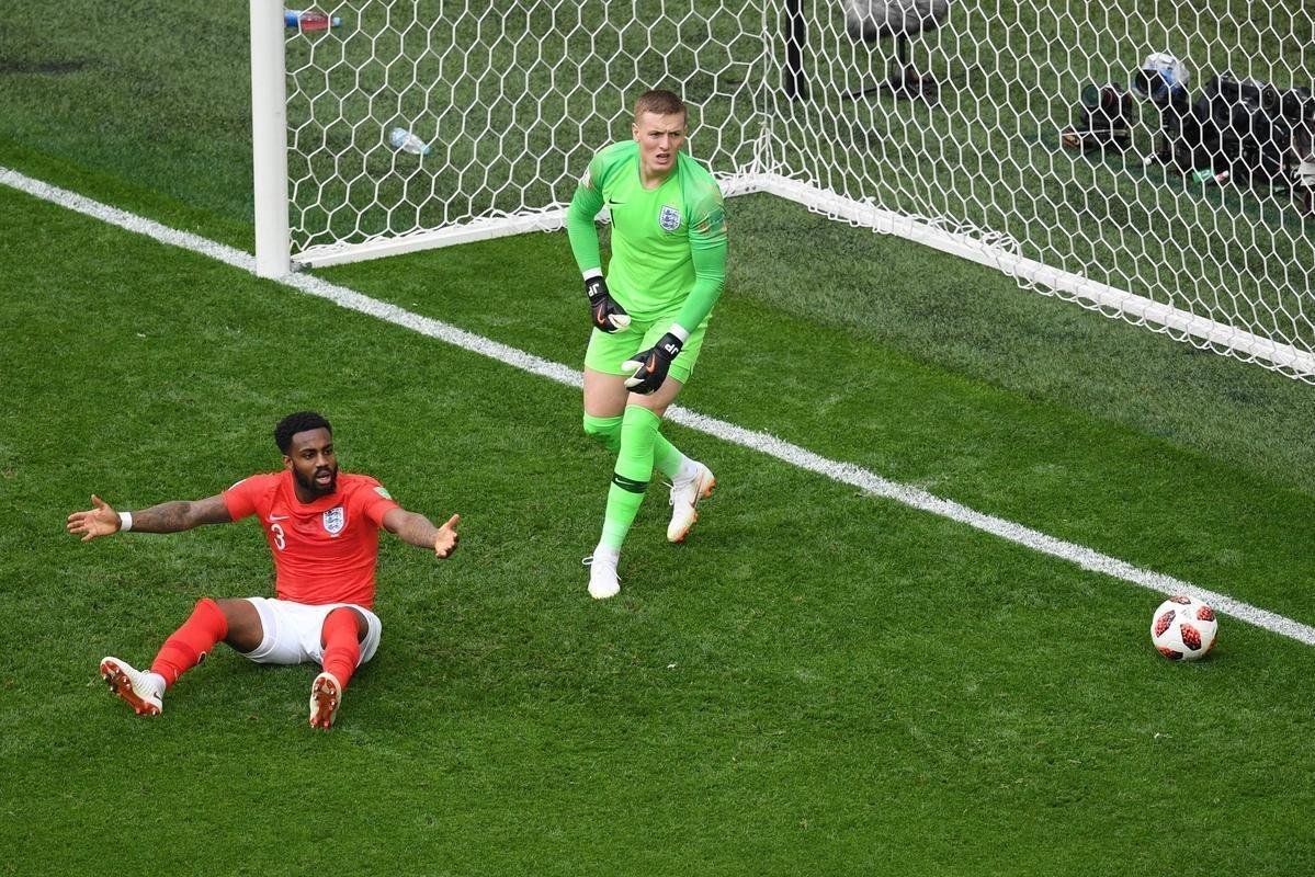 Lateral Thomas Meunier recebeu cruzamento rasteiro e empurrou de canela para o fundo do gol