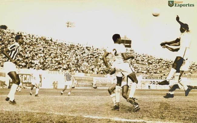 02/12/1963. Lance do jogo entre Atltico e Cruzeiro, realizado no estdio Independncia. O jogo terminou empatado em 1 a 1