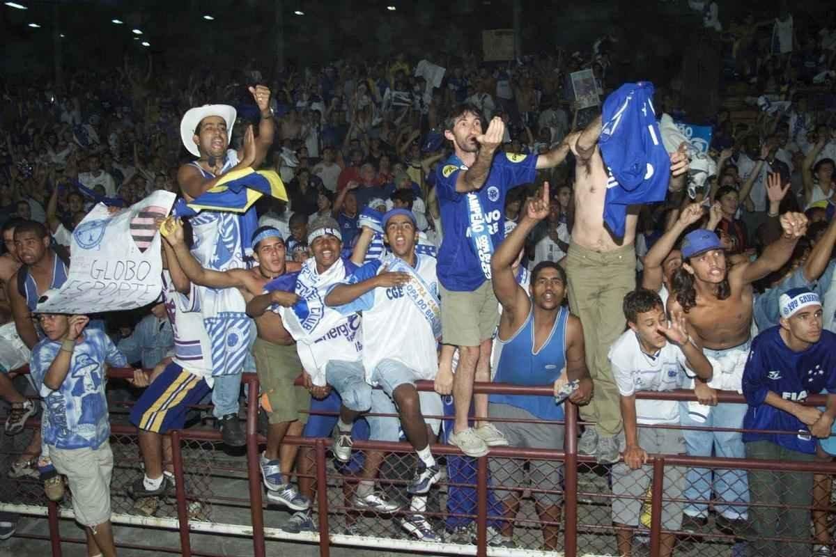 Em junho de 2003, o Cruzeiro deu o segundo passo para alcanar a indita Trplice Coroa. No dia 11 daquele ms, no Mineiro, o time dirigido por Vanderlei Luxemburgo conquistou a Copa do Brasil ao derrotar o Flamengo por 3 a 1. Os gols foram de Deivid, Aristizbal e Luiso. Alex no marcou, mas voltou a dar show em campo, assim como j havia feito no empate por 1 a 1 no duelo de ida, no Maracan, quando fez gol de letra. Aquele foi o quarto ttulo celeste no torneio de mata-matas e deu ainda mais confiana ao elenco para tambm faturar o Brasileiro no segundo semestre de 2003.