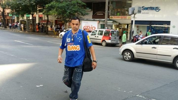 Torcedores do Cruzeiro saem às ruas com a camisa do clube, em dia de decisão