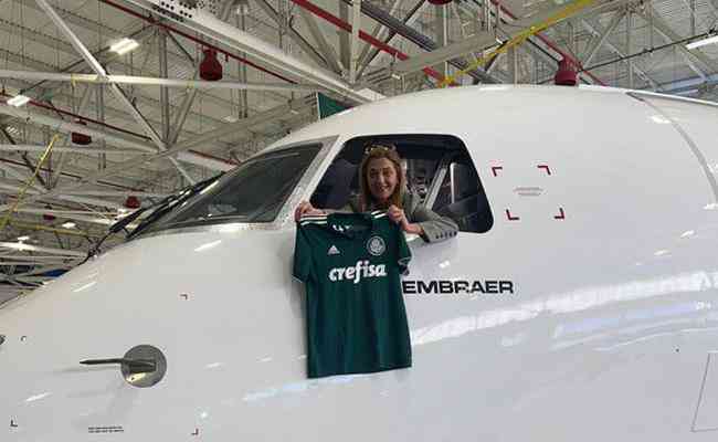 Leila posou com a camisa antiga do Palmeiras, com patrocinador anterior