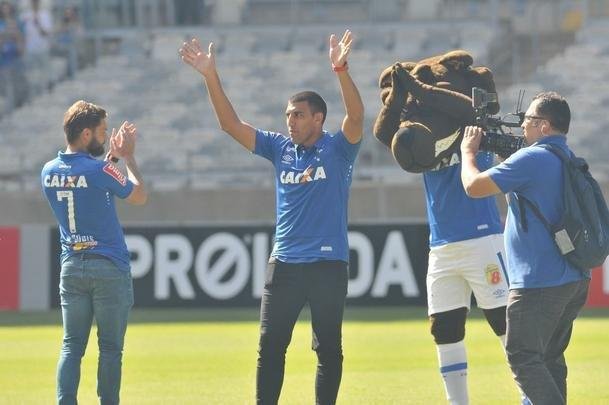 Cruzeiro apresentou para sua torcida no Mineiro os atacantes Sobis, camisa 7, e bila, que vestir a 50