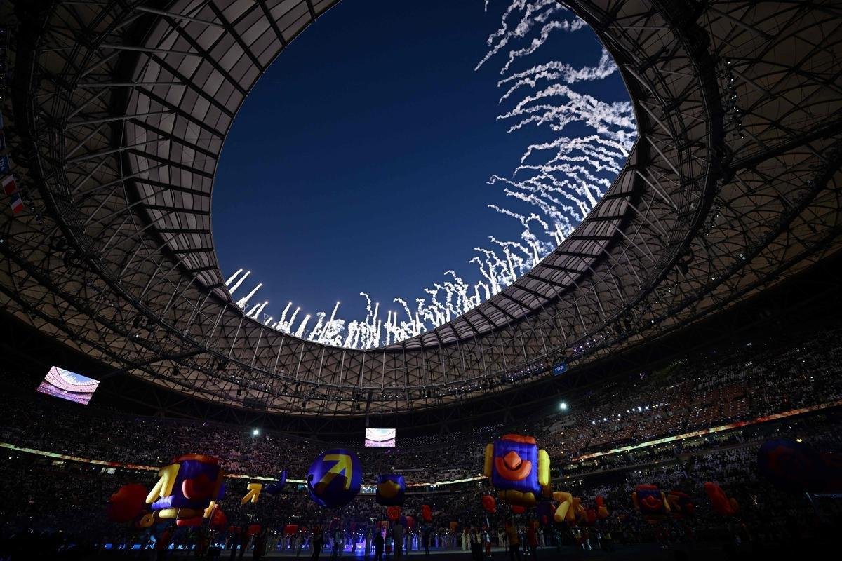 Fotos da cerimnia de encerramento da Copa do Mundo de 2022, no Catar, no Estdio Icnico de Lusail, antes do duelo entre Argentina e Frana