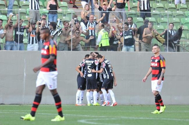 Atleticanos comemoram primeiro gol sobre o Flamengo, marcado contra pelo zagueiro Marcelo