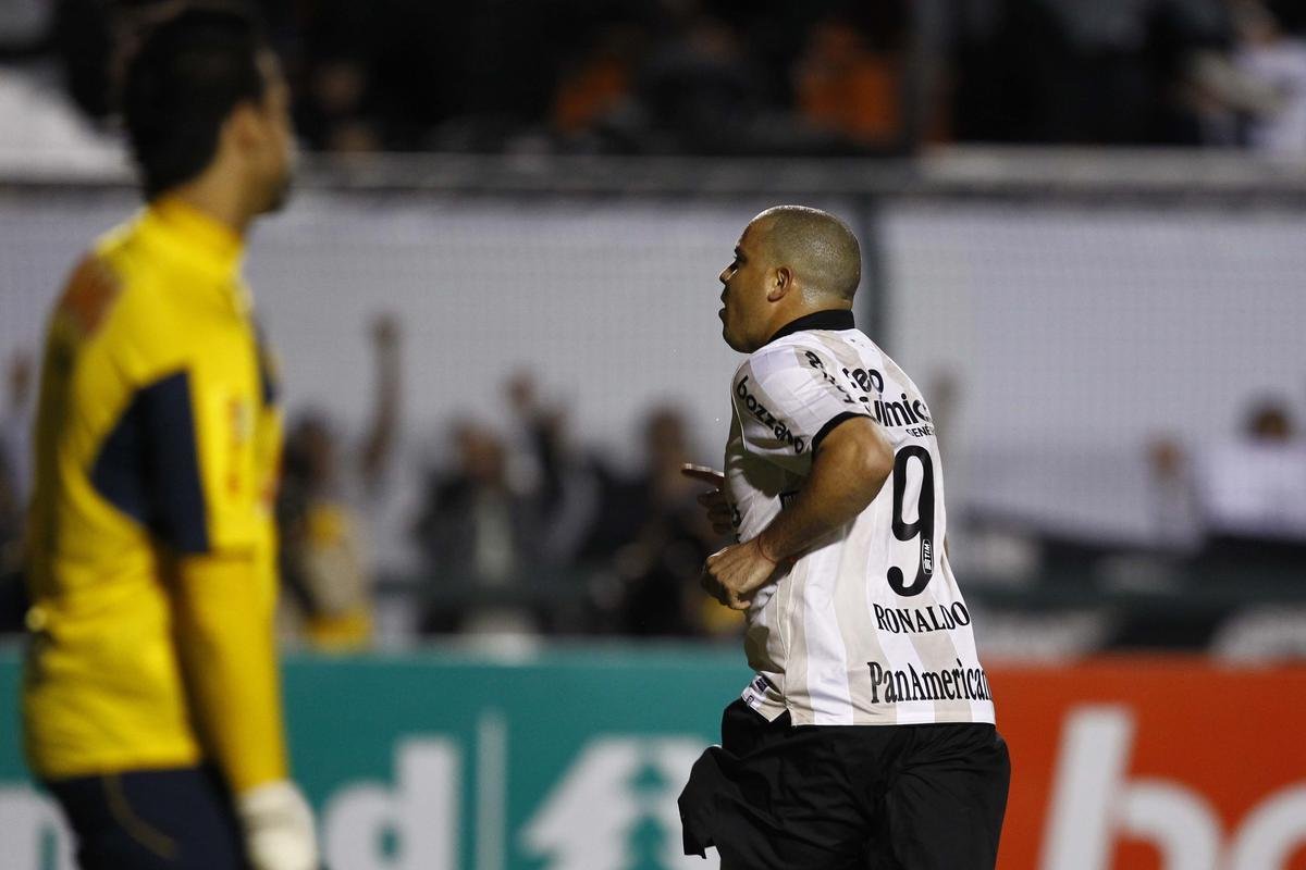 Corinthians x Cruzeiro: fotos do jogo no Pacaembu, em So Paulo, pela 35 rodada do Campeonato Brasileiro de 2010