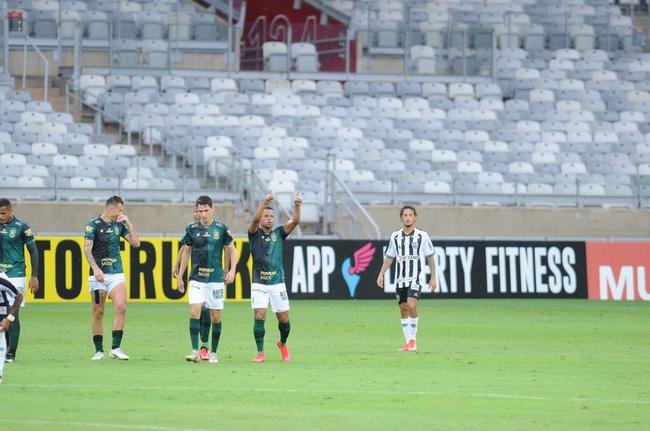 No segundo tempo, Joo Paulo arriscou de longe e marcou um golao para o Amrica: 1 a 1