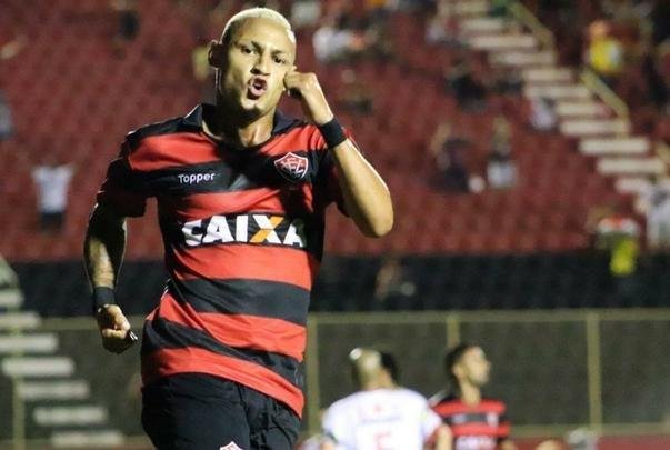 Neilton - O atacante surgiu no Santos como o 'novo Neymar'. Contudo, nunca deslanchou. O Cruzeiro o contratou em 2014. Em Belo Horizonte, não rendeu o esperado. Passou por Botafogo e São Paulo, por empréstimo. Depois, foi negociado pela Raposa com o Vitória. Era um dos destaques do time baiano, mas caiu de rendimento. Pode ser titular contra o Cruzeiro.