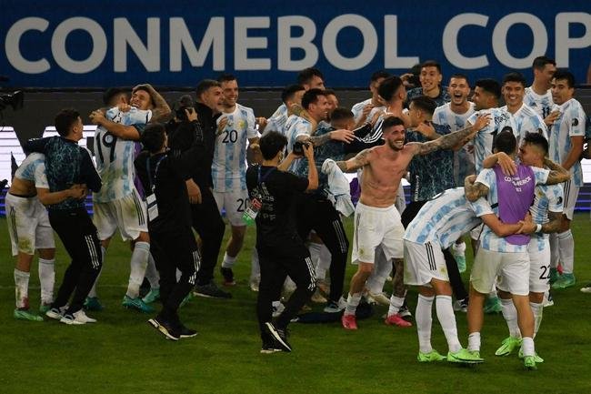 Argentina conquistou 15 ttiulo da Copa Amrica ao vencer o Brasil por 1 a 0, neste sbado, no Maracan. nico gol foi marcado por Di Mara, eleito o destaque da deciso. J o astro Lionel Messi ganhou o prmio de craque da competio.