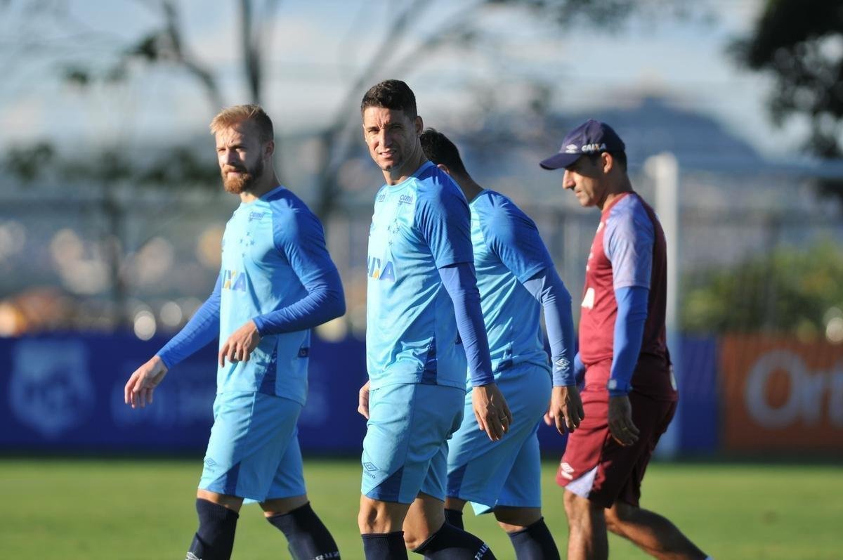 Mano Menezes conta com todo elenco do Cruzeiro para enfrentar La U, quinta, no Mineiro, pela Copa Libertadores. Exceo  atacante Fred, que se recupera de cirurgia no joelho direito
