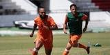 Jogadores do Santa Cruz treinaram no est�dio do Arruda, j� apresentando trabalhos com bola no gramado, sob a supervis�o do t�cnico Itamar Sch�lle. Todos os atletas e os membros da comiss�o t�cnica seguem submetidos �s medidas de afastamento social.