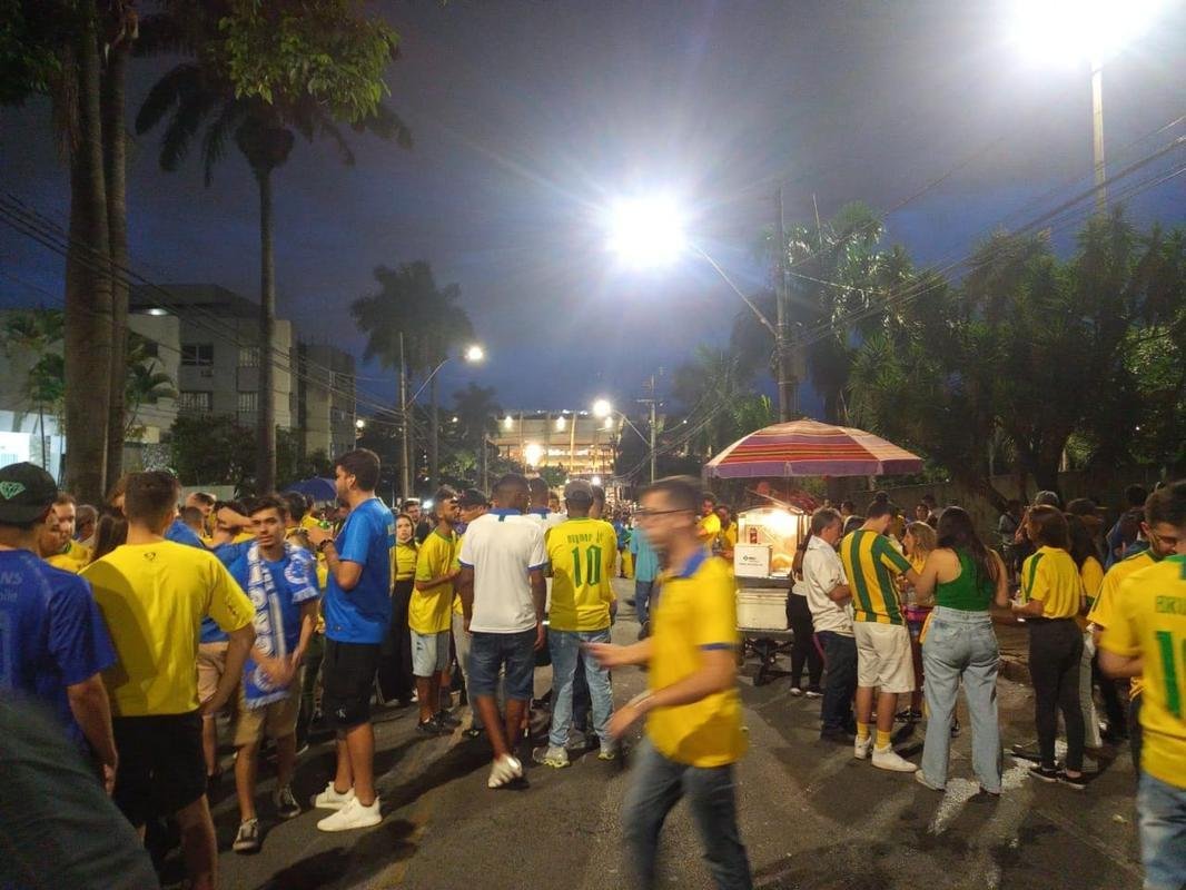 Torcedores no entorno do Mineiro, em BH, antes do jogo entre Brasil e Paraguai pelas Eliminatrias da Copa do Mundo do Catar