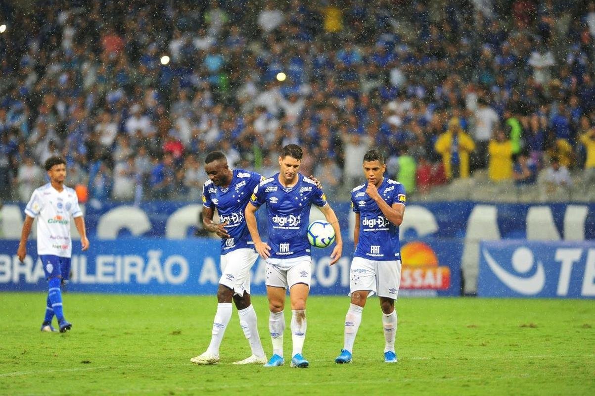 No segundo tempo, Cruzeiro n�o conseguiu a rea��o, levou bola na trave e ainda perdeu um p�nalti com o meia Thiago Neves. Torcida se revoltou e atirou sinalizadores em campo