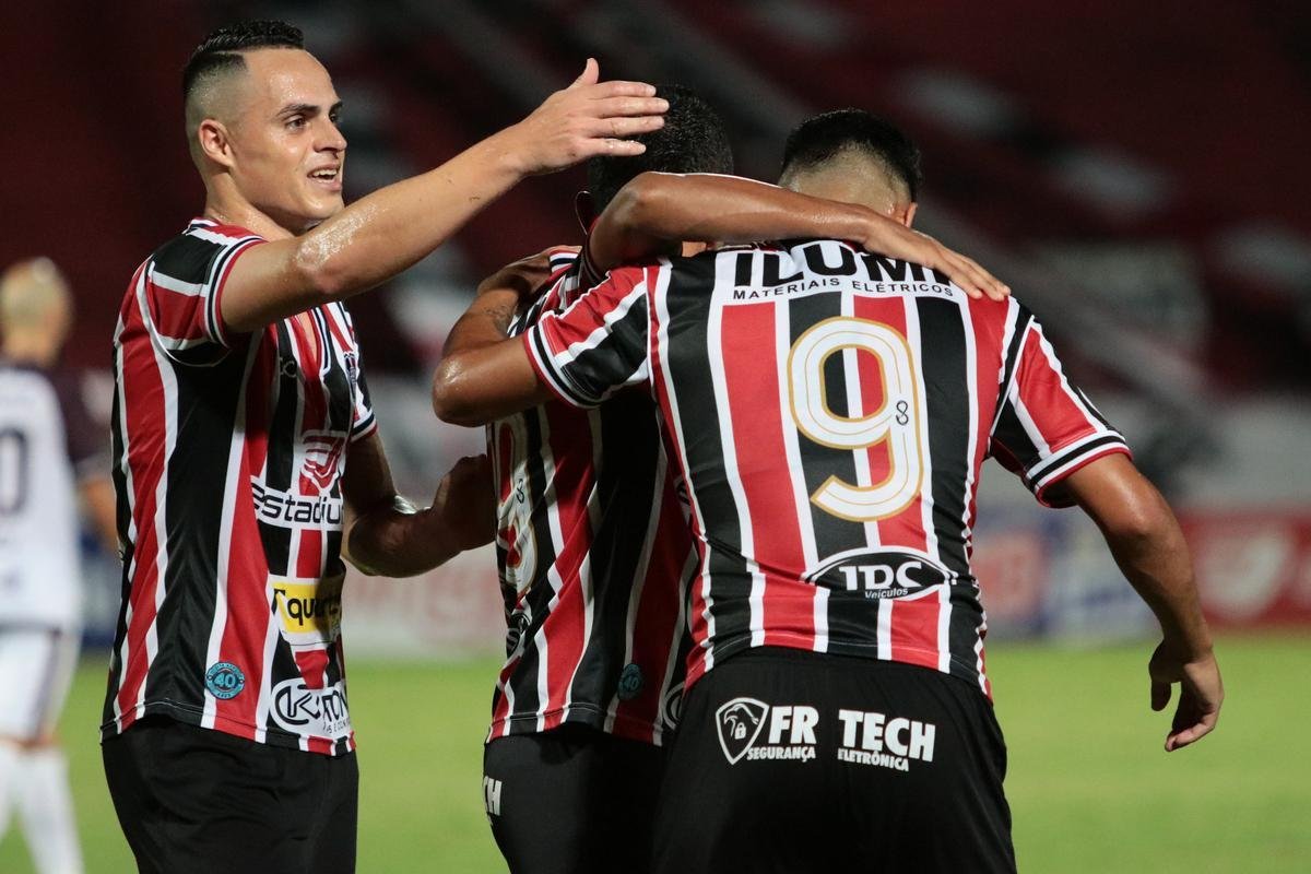 No Arruda, Jacuipense saiu na frente, com Railan. Mayco Félix, com dois gols, virou para o Santa. Os dois gols de Dinei, viraram novamente o placar, mas, nos minutos finais, Toty empatou para o Tricolor.