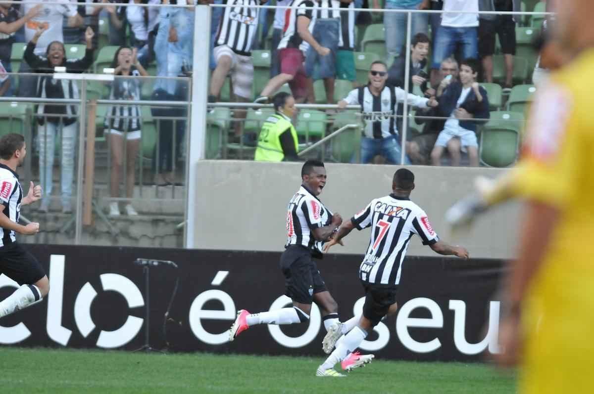 Ainda no primeiro tempo, o Atltico virou, com gols de Cazares, de falta, e Fred: 2 a 1