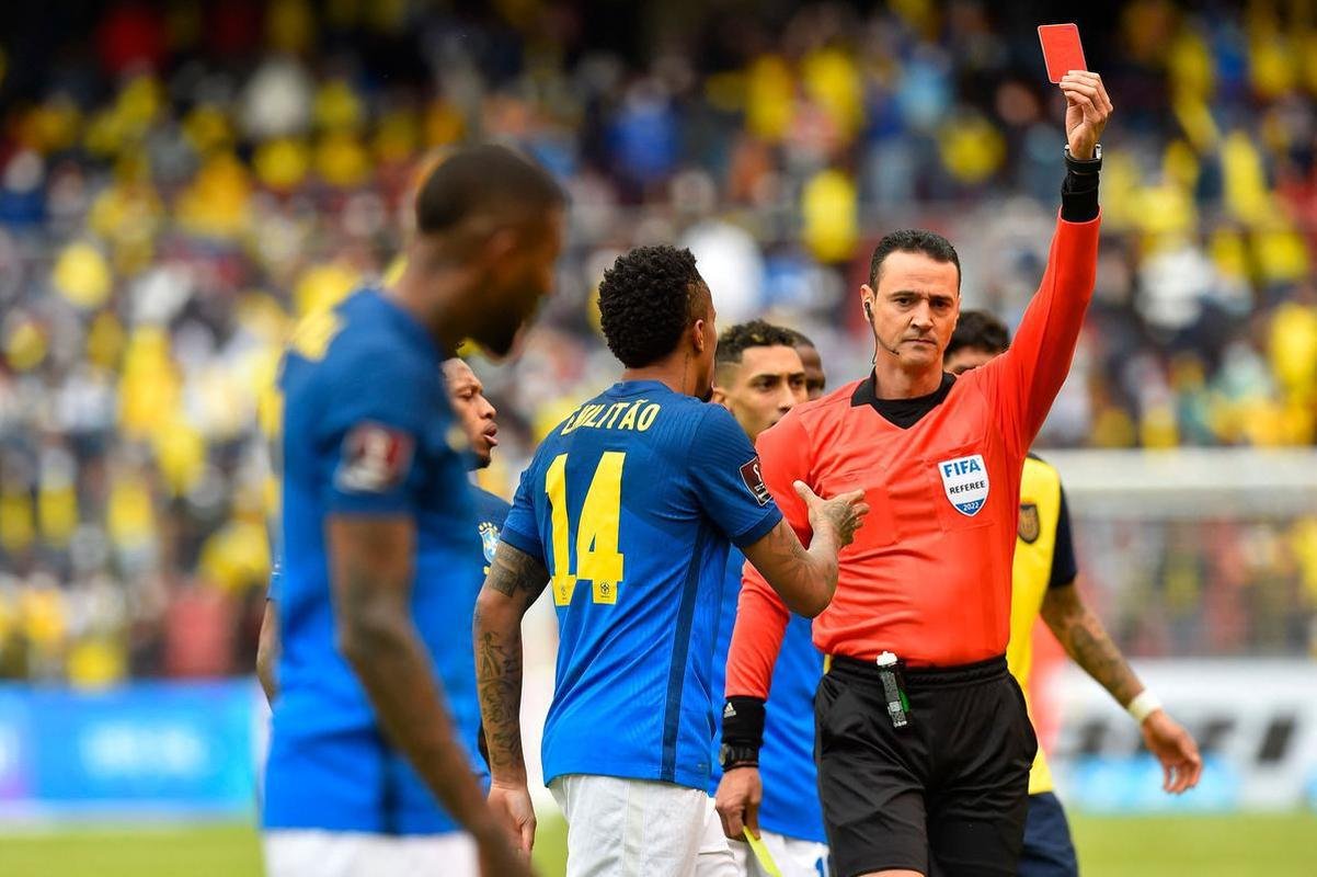 Brasil empatou com Equador em Quito, em jogo com arbitragem confusa 