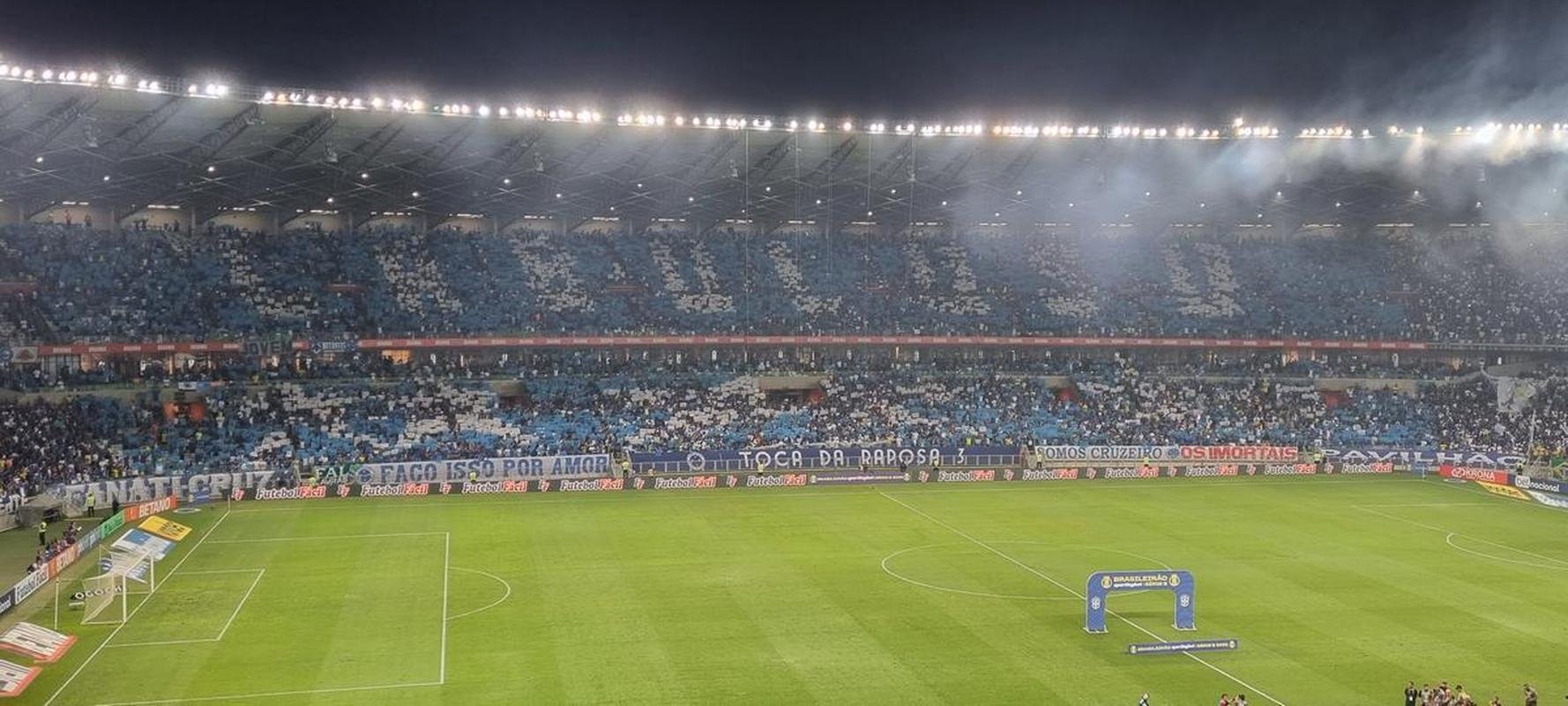 Cabuloso: torcida do Cruzeiro promove mosaico 3D com Ronaldo no Mineiro