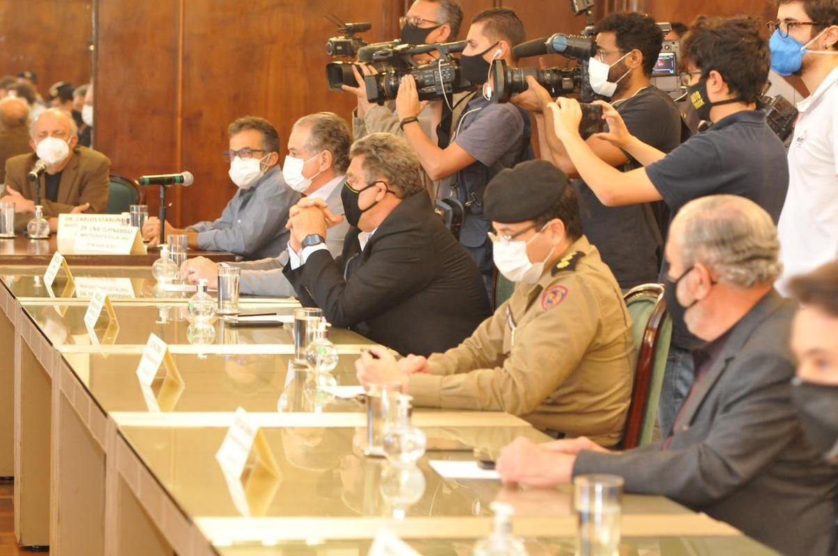 Reunio entre a Prefeitura de Belo Horizonte definiu a liberao de 30% de pblico nos jogos de Amrica, Atltico e Cruzeiro. Agora, para atuar diante de suas torcidas, os clubes precisam ter o aval das confederaes. No momento, apenas a Conmebol autorizou partidas com torcida na Copa Libertadores e na Copa Sul-Americana. A CBF ainda no permitiu em duelos do Campeonato Brasileiro.