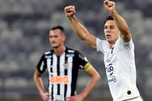25/03/2019 - O Atlético completou 111 anos em meio a resultados contrastantes nos diferentes torneios disputados. No Campeonato Mineiro, o time foi líder da primeira fase e avançou no mata-mata, muitas vezes com uma escalação alternativa. Na Copa Libertadores, a prioridade, duas derrotas nas duas primeiras rodadas da fase de grupos: 1 a 0 contra Cerro Porteño-PAR (Mineirão) e Nacional-URU (Centenário, em Montevidéu).