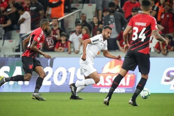 Galo perdeu muitas chances e acabou tropeando em Curitiba