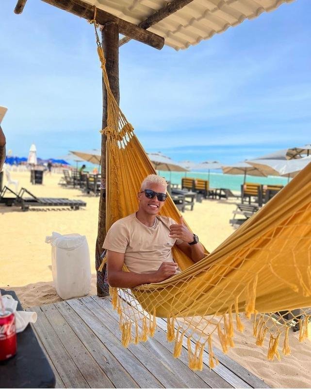 Meia-atacante Pedrinho na Praia do Gunga, em Alagoas