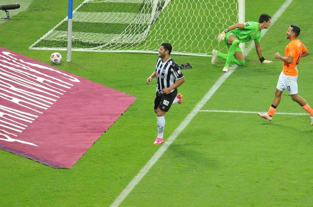 Fotos do gol de Hulk, do Atltico, sobre o La Guaira, no Mineiro, pela Libertadores