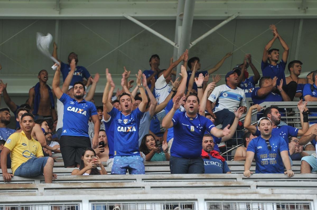 Imagens da torcida do Cruzeiro no clssico contra o Atltico, no Independncia