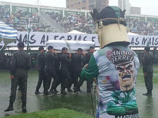 Emoção das famílias no velório dos heróis da Chapecoense