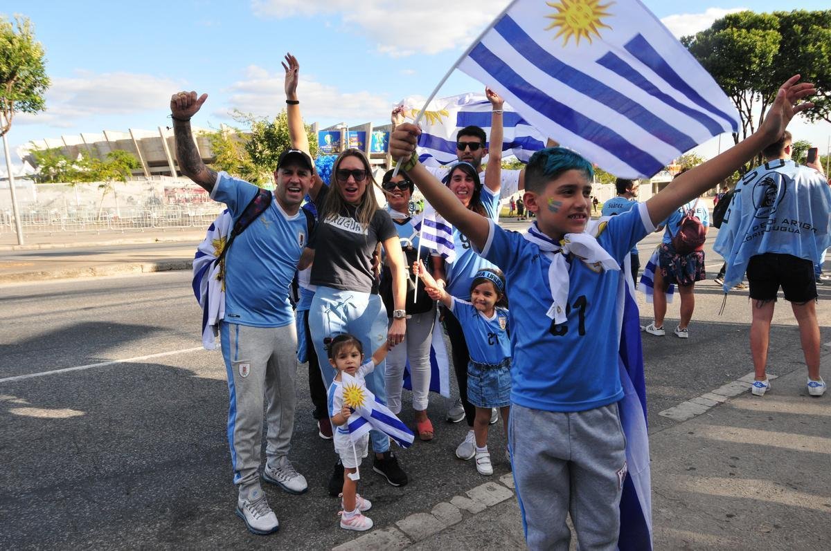 Torcedores nos arredores do Mineiro antes de Uruguai x Equador