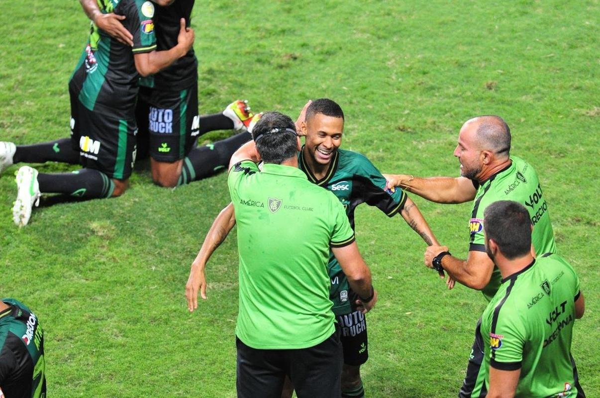Ademir marcou dois gols na etapa final e colocou o Amrica em vatagem: 2 a 0